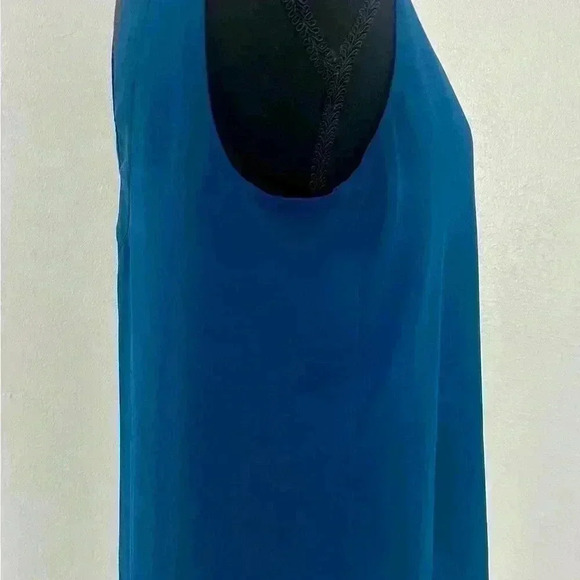 143. Lilly Pulitzer Florin Top size small - Picture 4 of 7